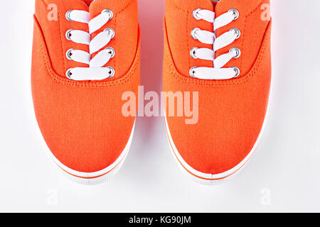 Coppia di orange sneakers close up. Foto Stock