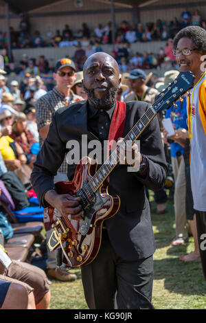 SIG. SIPP The Mississippi Blues Child suona la chitarra nella folla - MONTEREY JAZZ FESTIVAL, CALIFORNIA Foto Stock