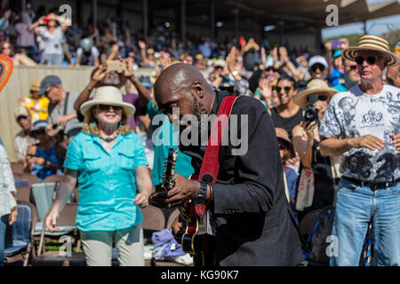 SIG. SIPP The Mississippi Blues Child suona la chitarra nella folla - MONTEREY JAZZ FESTIVAL, CALIFORNIA Foto Stock