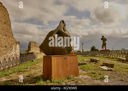 Scavi di Pompei esposti dopo gli scavi archeologici. Moderne Sculture di Igor Mitoraj. Testa in bronzo "Luci di Nara' Foto Stock