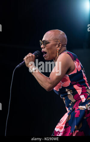 Dee Dee Bridgewater canta con la sua nuova band memphis - monterey jazz festival, California Foto Stock