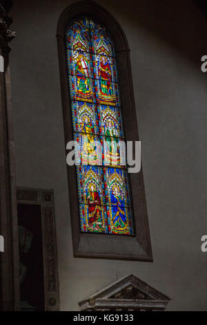 Macchia di finestra di vetro nel Duomo di Firenze - Cattedrale di Santa Maria del Fiore Foto Stock