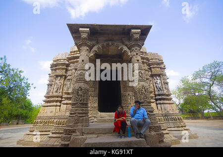 Vista esterna del tempio del sole , sulla sponda del fiume pushpavati. costruito nel 1026 - 27 d.c. durante il regno di bhima i della dinastia chaulukya. modhera Foto Stock