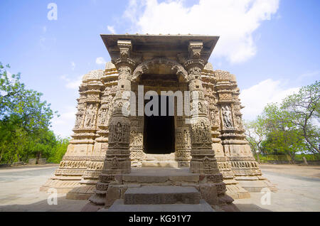Vista esterna del tempio del sole , sulla sponda del fiume pushpavati. costruito nel 1026 - 27 d.c. durante il regno di bhima i della dinastia chaulukya. modhera Foto Stock