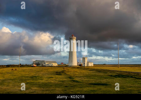 Faro sulla penisola di Reykjanes a Reykjavik, Islanda Foto Stock