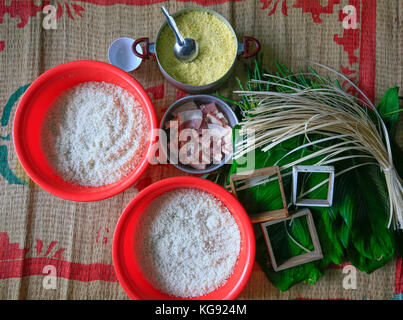 Rendendo chung torta da mani closeup, Chung torta è la più importante e tradizionale vietnamita il nuovo anno lunare (tet) Cibo. Foto Stock