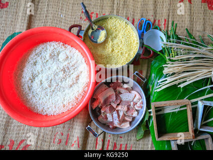 Rendendo chung torta da mani closeup, Chung torta è la più importante e tradizionale vietnamita il nuovo anno lunare (tet) Cibo. Foto Stock