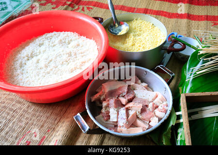 Rendendo chung torta da mani closeup, Chung torta è la più importante e tradizionale vietnamita il nuovo anno lunare (tet) Cibo. Foto Stock