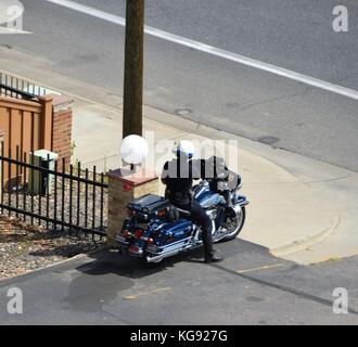 Motorcycle cop speeders cattura con la sua pistola radar Foto Stock