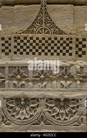Dettagli di scultura sulla parete esterna della Nagina Masjid (Moschea), costruita con pietra bianca pura. Champaner protetto dall'UNESCO - Parco Archeologico di Pavagadh, G. Foto Stock
