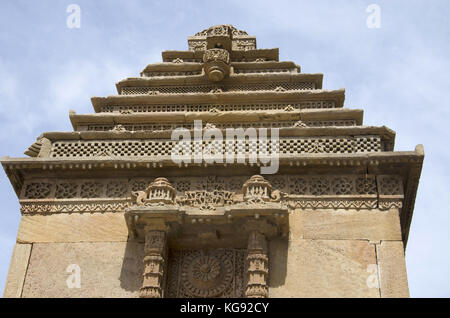 Vecchia struttura presso l'entrata di Ni Adalaj Vav (Stepwell) o Rudabai Stepwell. Costruito nel 1498 da Rana Veer Singh è intricate sculture e cinque stor Foto Stock