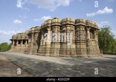 Vista esterna del tempio del sole , sulla sponda del fiume pushpavati. costruito nel 1026 - 27 d.c. durante il regno di bhima i della dinastia chaulukya, modhera Foto Stock