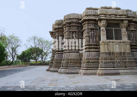 Vista esterna del tempio del sole , sulla sponda del fiume pushpavati. costruito nel 1026 - 27 d.c. durante il regno di bhima i della dinastia chaulukya, modhera Foto Stock