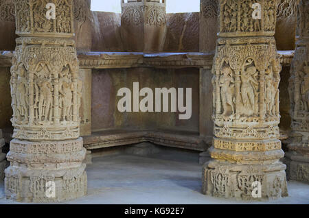 Il carving dettagli sul pilastro del Tempio del sole , costruito nel 1026 - 27 d.c. durante il regno di bhima i della dinastia chaulukya, modhera villaggio di mehsan Foto Stock