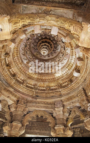 Soffitto intagliato del tempio del sole , costruito nel 1026 - 27 d.c. durante il regno di bhima i della dinastia chaulukya, modhera villaggio del distretto mehsana, guj Foto Stock