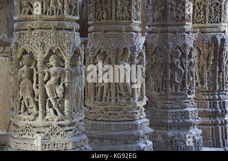 Colonne scolpite del tempio del sole , costruito nel 1026 - 27 d.c. durante il regno di bhima i della dinastia chaulukya, modhera villaggio del distretto mehsana, guj Foto Stock