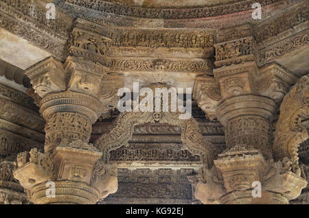 Splendidamente scolpito pilastri e il soffitto del tempio del sole , costruito nel 1026 - 27 d.c. durante il regno di bhima i della dinastia chaulukya, modhera village Foto Stock