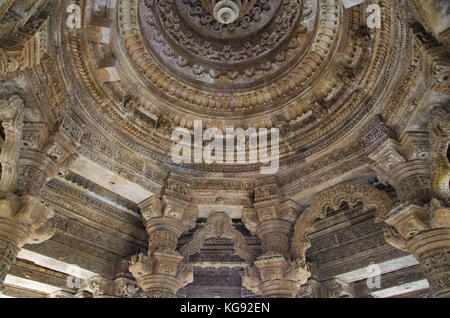 Soffitto intagliato del tempio del sole , costruito nel 1026 - 27 d.c. durante il regno di bhima i della dinastia chaulukya, modhera villaggio del distretto mehsana, guj Foto Stock