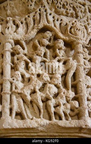 Il carving dettagli sul pilastro del Tempio del sole , costruito nel 1026 - 27 d.c. durante il regno di bhima i della dinastia chaulukya, modhera villaggio di mehsan Foto Stock