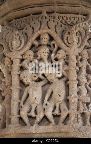 Il carving dettagli sul pilastro del Tempio del sole , costruito nel 1026 - 27 d.c. durante il regno di bhima i della dinastia chaulukya, modhera villaggio di mehsan Foto Stock