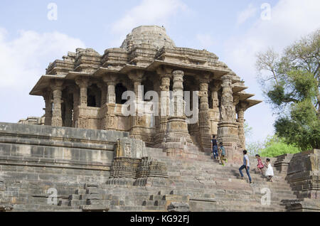 Vista esterna del tempio del sole , costruito nel 1026 - 27 d.c. durante il regno di bhima i della dinastia chaulukya, modhera villaggio del distretto mehsana, Gujarat Foto Stock