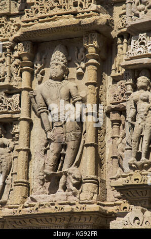 Il carving dettagli sul pilastro del Tempio del sole , costruito nel 1026 - 27 d.c. durante il regno di bhima i della dinastia chaulukya, modhera villaggio di mehsan Foto Stock