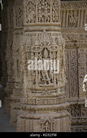 Il carving dettagli sul pilastro del Tempio del sole , costruito nel 1026 - 27 d.c. durante il regno di bhima i della dinastia chaulukya, modhera villaggio di mehsan Foto Stock