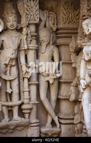 Idoli scolpiti sulla parete interna di Rani ki vav, un complicato stepwell costruito sulle rive del fiume Saraswati. Patan, Gujarat, India. Foto Stock