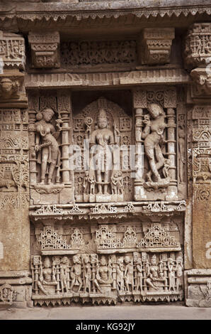 Parvati la penitenza, parete interna di Rani ki vav, un complicato stepwell costruito sulle rive del fiume Saraswati. Patan, Gujarat, India. Foto Stock