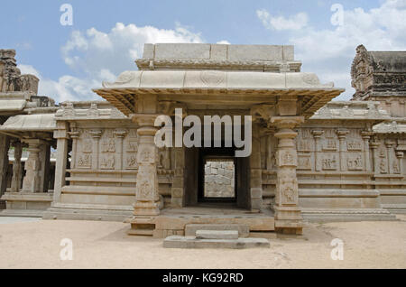 Il carving dettagli sulla parete esterna di hazara rama tempio. hampi, Karnataka, India. famosa per la deliziosa bas reliquie e pannelli che illustrano la storia di t Foto Stock