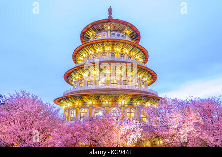 Tien-yuan tempio con la fioritura dei ciliegi in Taipei Foto Stock