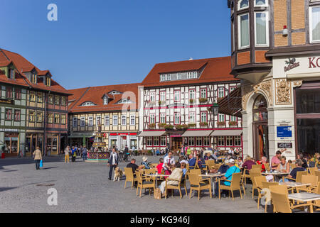 Le persone che si godono il sole in un bar nel centro di wernigerode, Germania Foto Stock