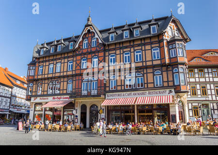 Le persone che si godono il sole presso il cafe am Markt nel centro di wernigerode, Germania Foto Stock