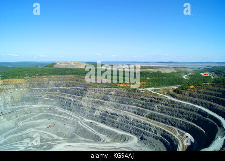 Russia, kachkanar - giugno 18, 2016: estrazione di bauxite dal metodo aperto nella cava del kachkanarsky industria mineraria e le imprese di trasformazione, sverdl Foto Stock