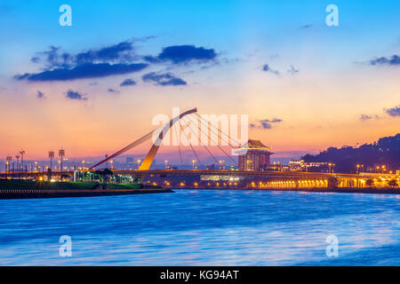 Una veduta notturna di Taipei City dal fiume al tramonto Foto Stock