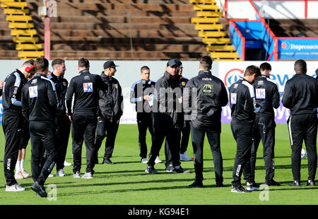 Il manager di Heybridge Swifts Jody Brown (al centro) parla con la sua squadra sul campo prima della Emirates fa Cup, partita del primo turno a St James Park, Exeter. Foto Stock