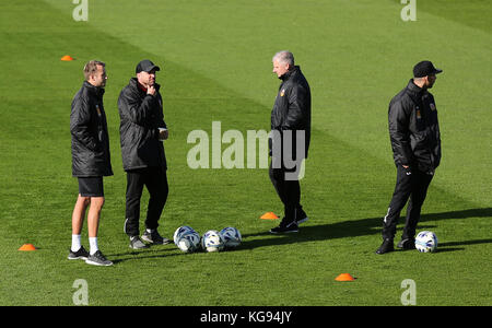 Jody Brown (secondo a sinistra), manager di Heybridge Swifts in campo prima della Emirates fa Cup, partita del primo turno a St James Park, Exeter. Foto Stock