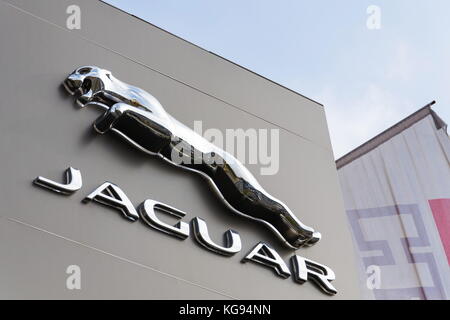 Praga, Repubblica Ceca - 5 novembre: jaguar il costruttore di auto logo aziendale nella parte anteriore del palazzo della concessionaria il 5 novembre 2017 a Praga. blackberry lt Foto Stock