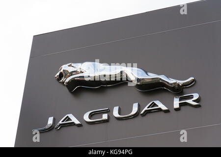 Praga, Repubblica Ceca - 5 novembre: jaguar il costruttore di auto logo aziendale nella parte anteriore del palazzo della concessionaria il 5 novembre 2017 a Praga. blackberry lt Foto Stock