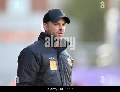 Jody Brown, allenatore degli Heybridge Swifts, durante la Emirates fa Cup, partita del primo turno a St James Park, Exeter. Foto Stock