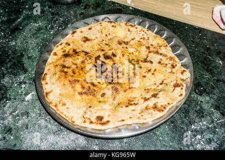 Lezione di cucina - parantha ripiene Foto Stock