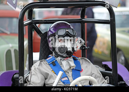 Drag Racer in maschera a Santa Pod Raceway Inghilterra Foto Stock