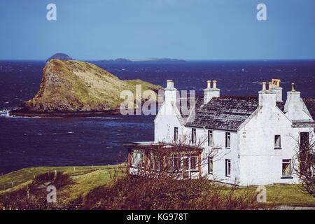 Una guardia costiera cosy cottage hotel in duntulm, isola di Skye, highland, SCOZIA Foto Stock