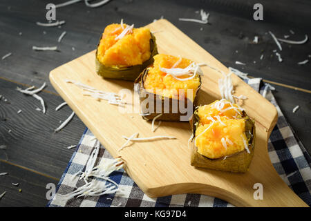 Torta di palma Toddy (Khanom Tarn) su una tavola di legno, dessert tailandese, vista dall'alto Foto Stock