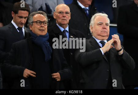 Il co-proprietario di Everton Farhad Moshiri (a sinistra) e il presidente Bill Kenwright negli stand durante la partita della Premier League al Goodison Park di Liverpool. Foto Stock