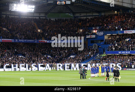 I giocatori di Chelsea osservano un minuto di silenzio per il giorno dell'armistizio durante la partita della Premier League a Stamford Bridge, Londra. Foto Stock