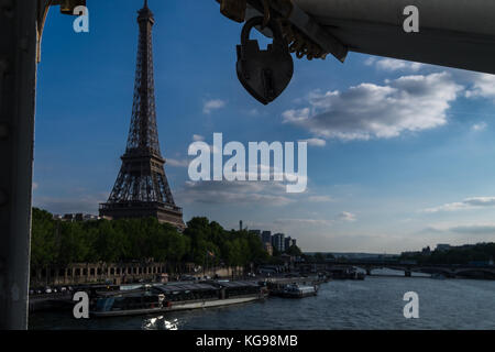 Una molla a piedi nella città dell'amore Foto Stock