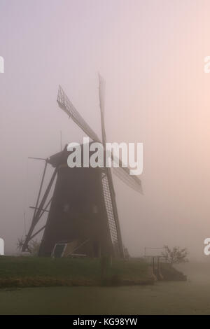 Storico mulino con la nebbia, patrimonio mondiale dell UNESCO, sud netherland, Netherland, europa Foto Stock