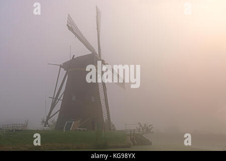 Storico mulino con la nebbia, patrimonio mondiale dell UNESCO, sud netherland, Netherland, europa Foto Stock