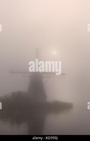 Storico mulino con la nebbia, patrimonio mondiale dell UNESCO, sud netherland, Netherland, europa Foto Stock